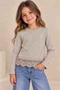 Blusa para Niña Manga Larga con Encaje Floral en la Parte Inferior | Blusa Casual Elegante