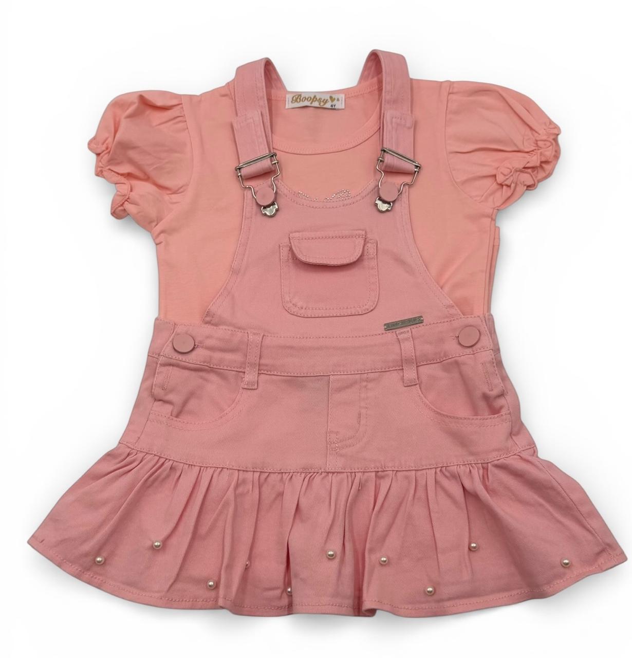 Conjunto "Pearls & Sparkle" – Jardinera Rosa con Detalles de Perlas y Blusa con Aplique Brillante