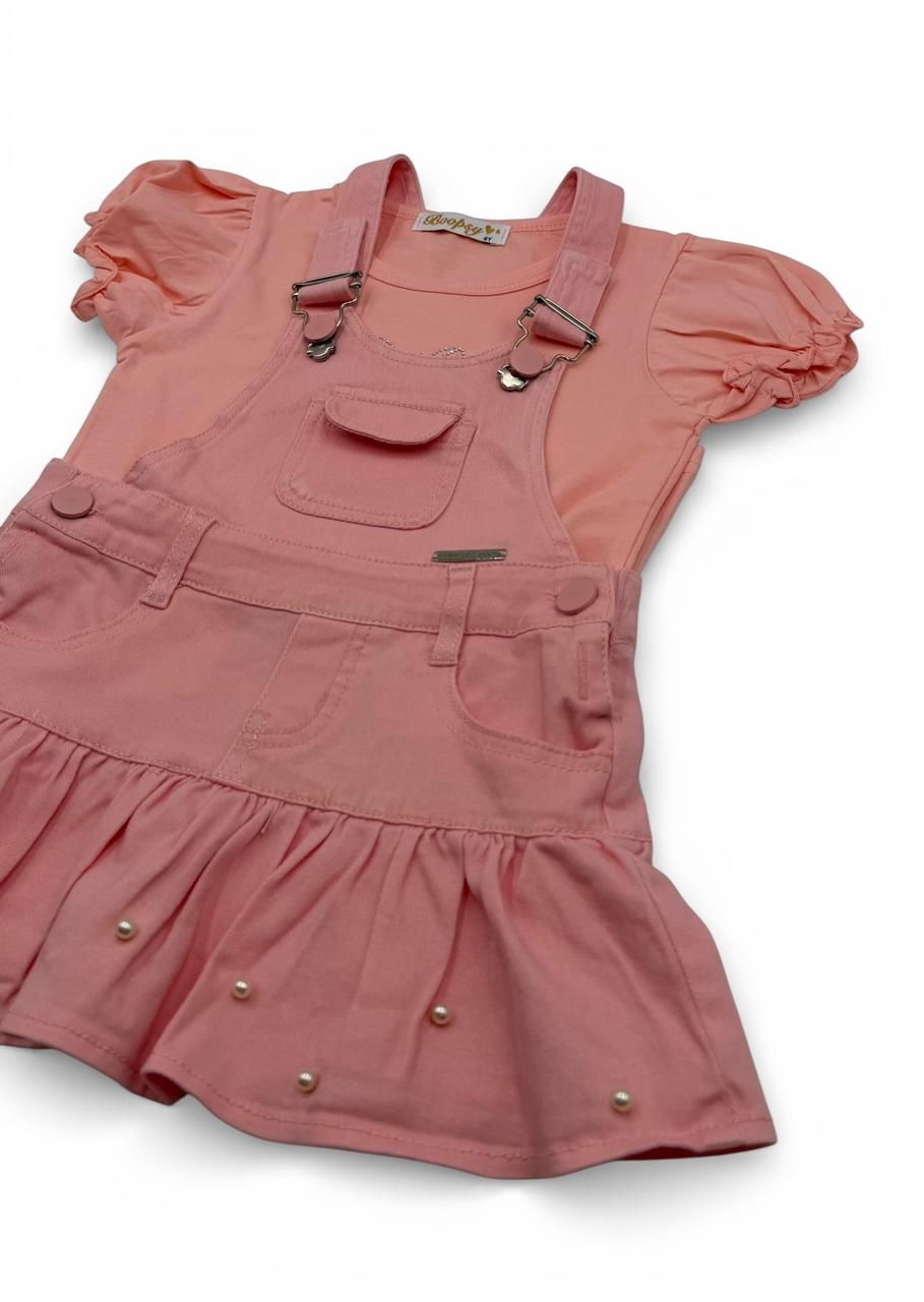 Conjunto "Pearls & Sparkle" – Jardinera Rosa con Detalles de Perlas y Blusa con Aplique Brillante