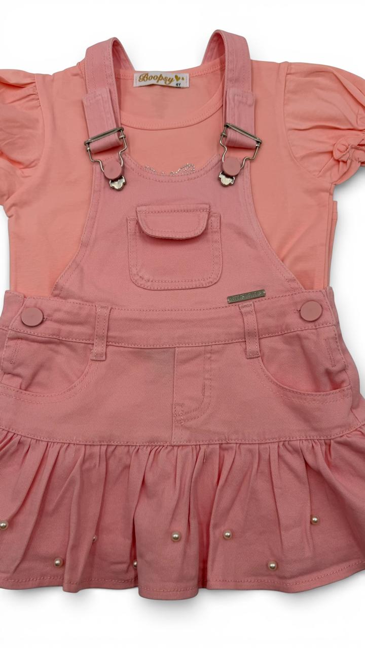 Conjunto "Pearls & Sparkle" – Jardinera Rosa con Detalles de Perlas y Blusa con Aplique Brillante