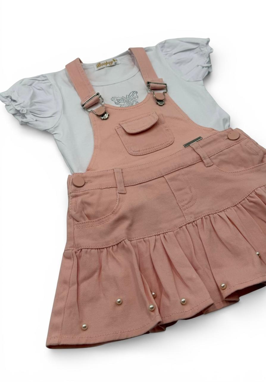 Conjunto "Pearls & Sparkle" – Jardinera Rosa con Detalles de Perlas y Blusa con Aplique Brillante