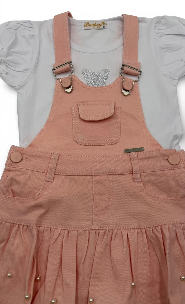 Conjunto "Pearls & Sparkle" – Jardinera Rosa con Detalles de Perlas y Blusa con Aplique Brillante