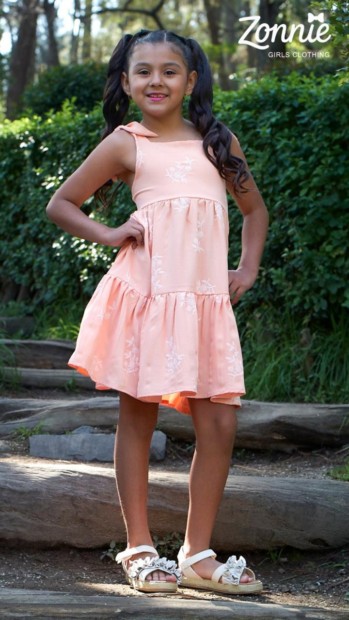 Nuestro Vestido Bordado de Lino de Zonnie combina la frescura del lino con detalles encantadores que las harán brillar. 💖