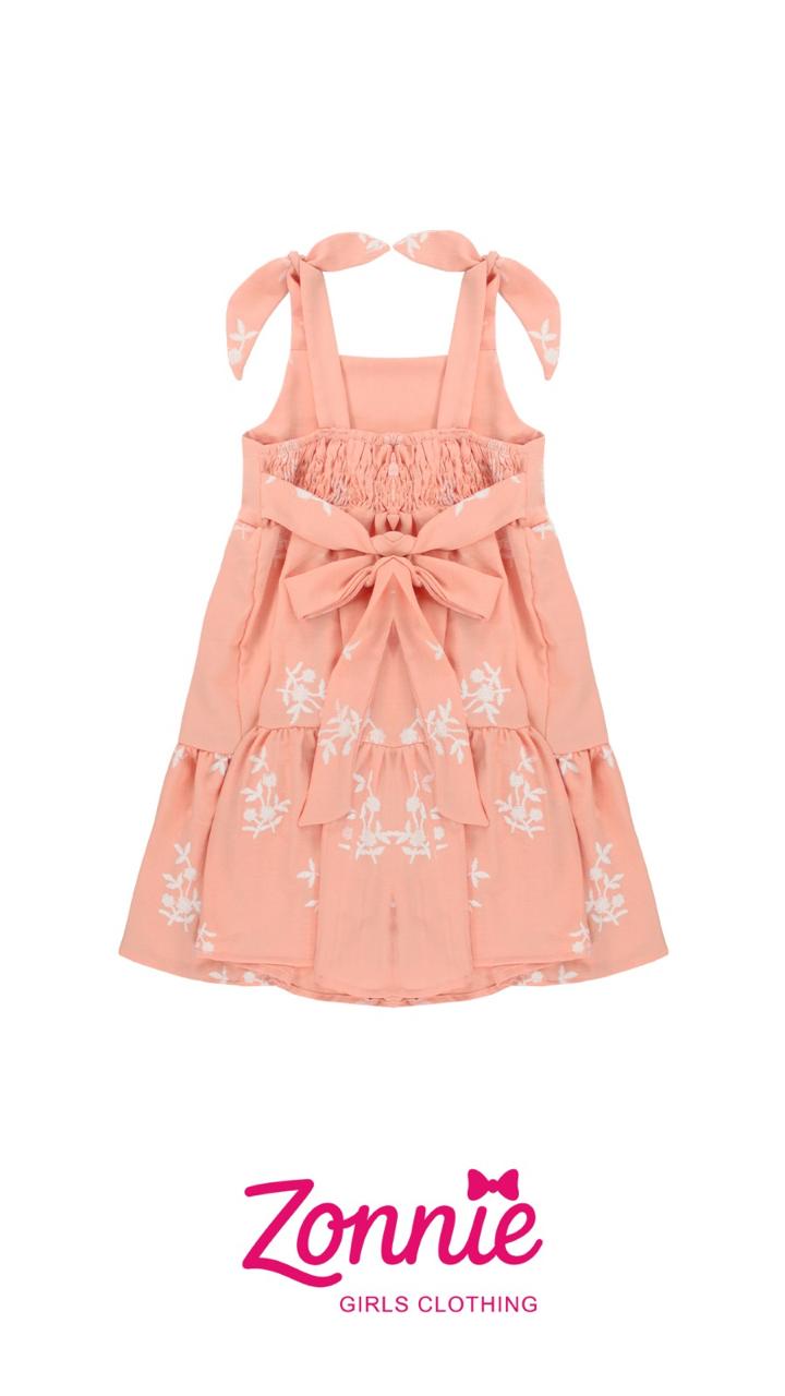 Nuestro Vestido Bordado de Lino de Zonnie combina la frescura del lino con detalles encantadores que las harán brillar. 💖