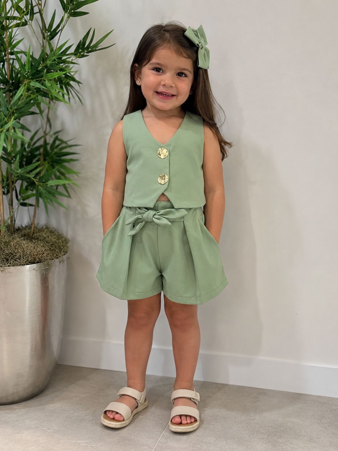 Conjunto de 2 Piezas para Niña: Chaleco Corto con Botones Dorados + Shorts Plisados con Lazo.