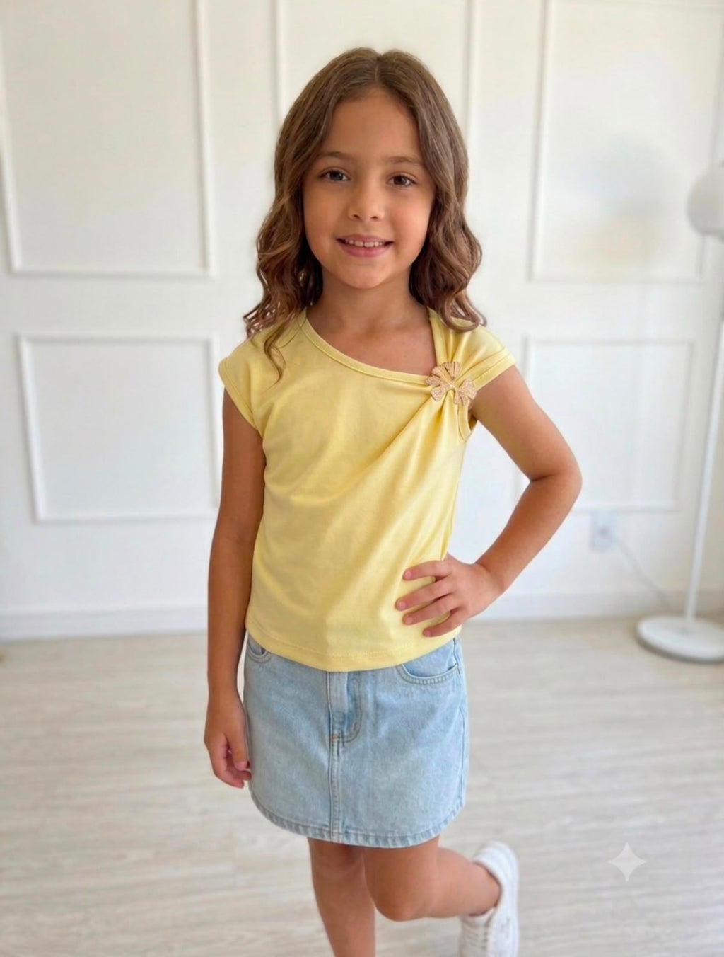 Playera Blusa Infantil Niña con Broche Dorado Metálico Moderno Elegante Moda Niñas