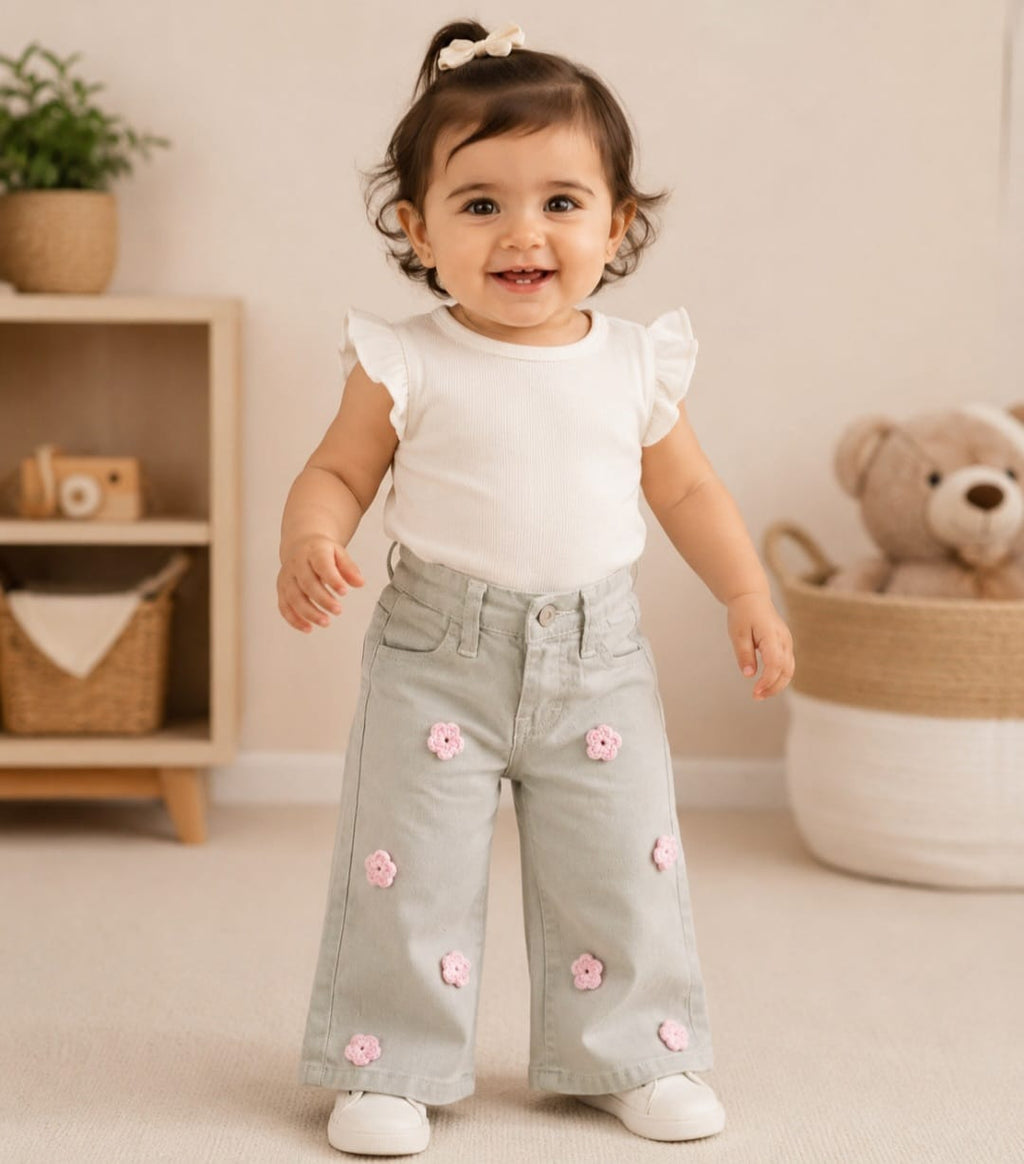 Pantalón Wide Leg para Bebé Niña con Flores Tejidas 3D | Mezclilla Suave y Cómoda