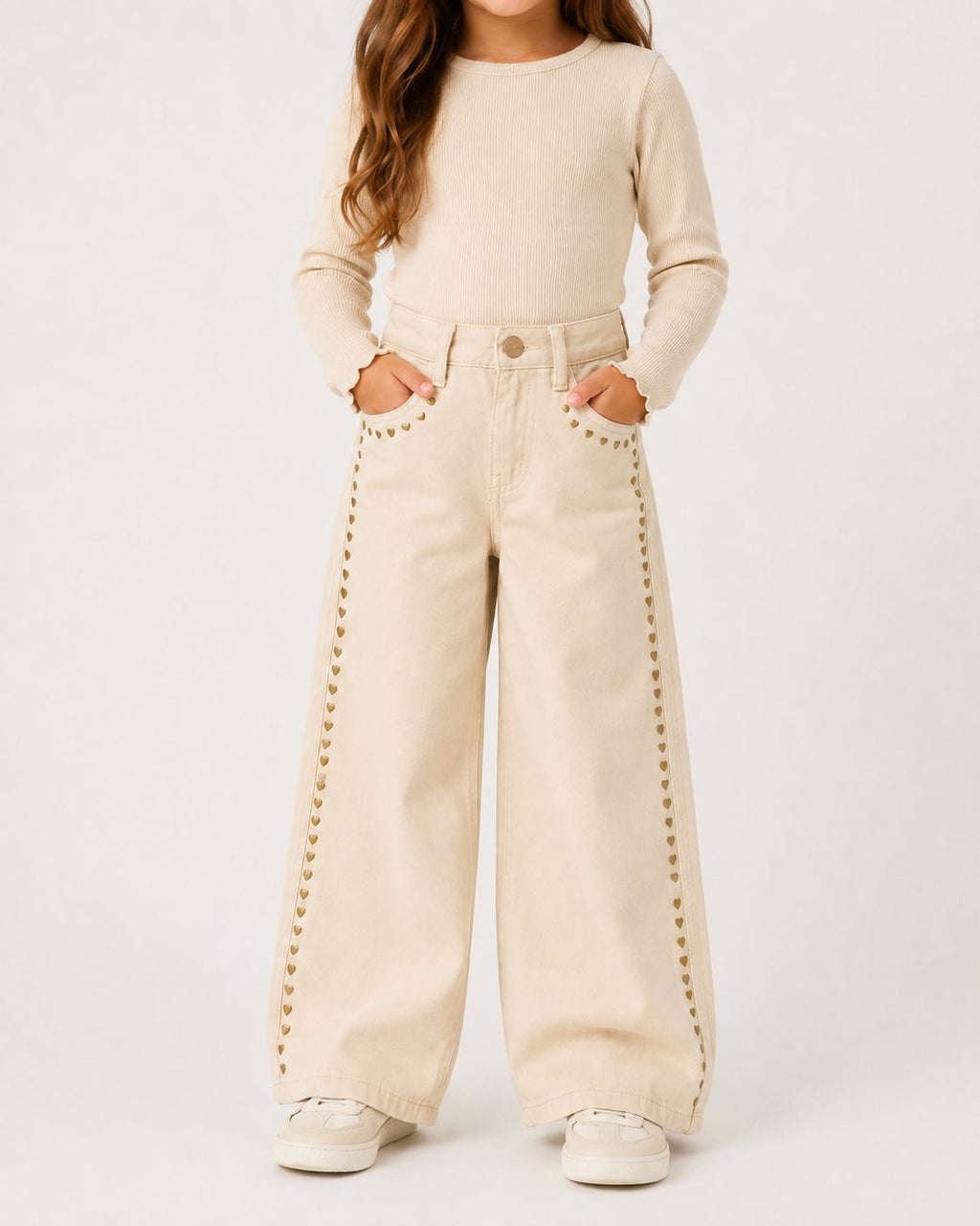 Pantalón Jeans Wide Leg Niña Beige Con Tachuelas De Corazón | Moda Infantil Denim Ancho Style