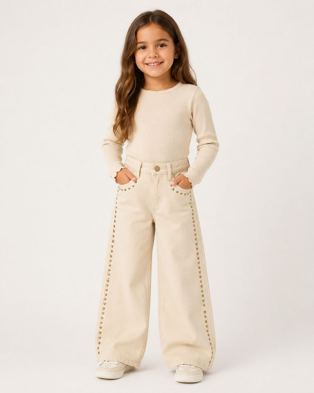 Pantalón Jeans Wide Leg Niña Beige Con Tachuelas De Corazón | Moda Infantil Denim Ancho Style