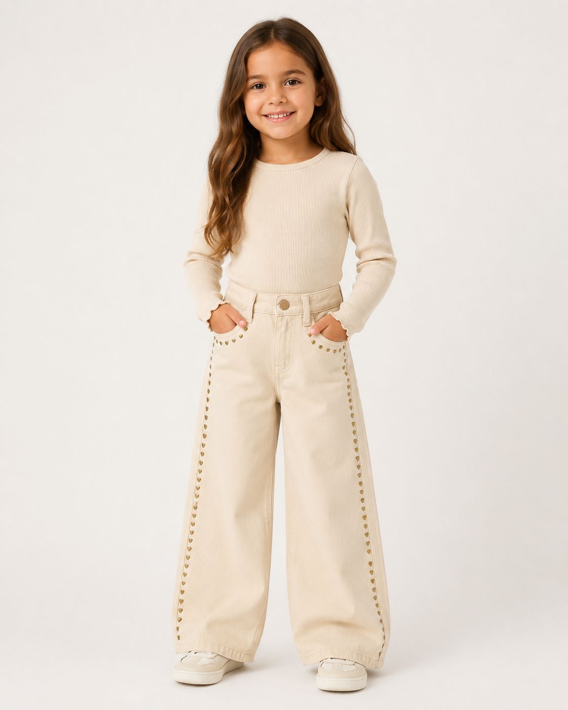 Pantalón Jeans Wide Leg Niña Beige Con Tachuelas De Corazón | Moda Infantil Denim Ancho Style