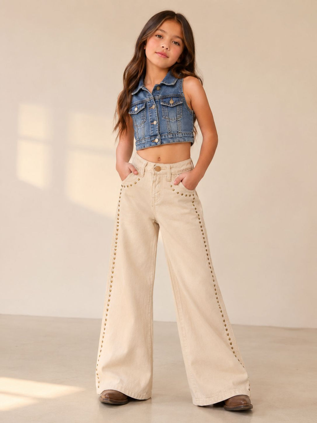 Pantalón Jeans Wide Leg Niña Beige Con Tachuelas De Corazón | Moda Infantil Denim Ancho Style