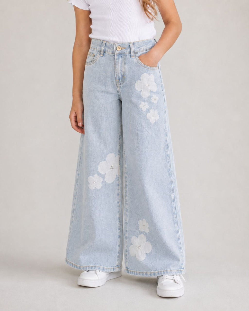 Jeans Anchos para Niña con Flores Blancas y Pedrería | Pantalón Mezclilla Wide Leg Infantil Moda Casual Juvenil